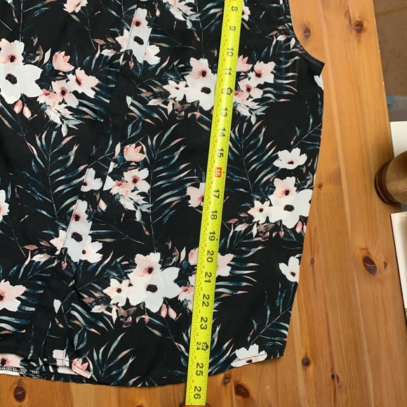 Kismet Office Top, Lightweight, sleeveless, Wrinkle Free, Button Up w Placket - Picture 6 of 9